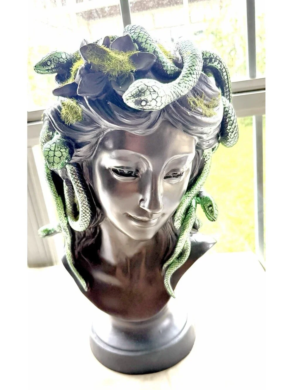 Stunning New Medusa Bust With Metallic Green Snake Hair Halloween 2025